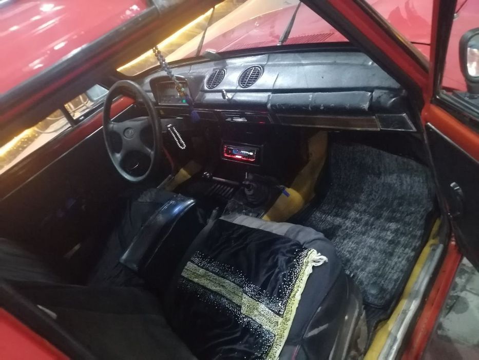 Jugili Yurib turgan rangi qizil bizinda