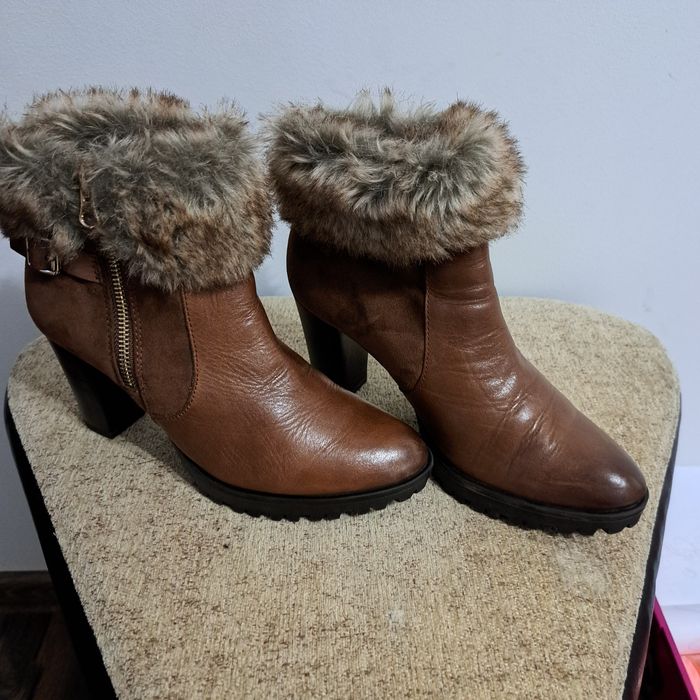 Vând botine femei Caprice, piele naturala