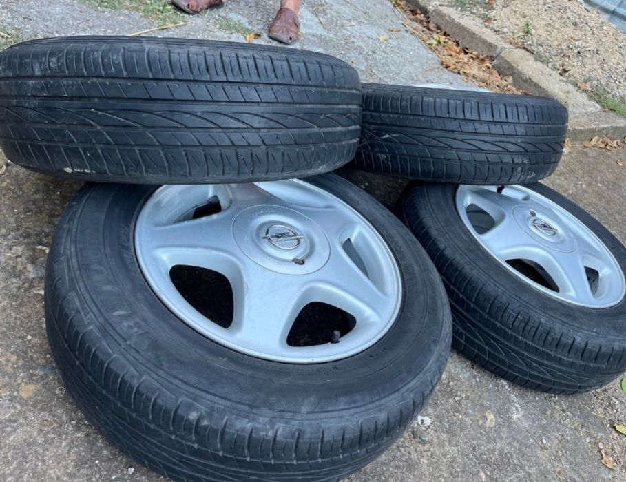 Продавам 2 комплекта алуминиеви джанти + гуми за Opel