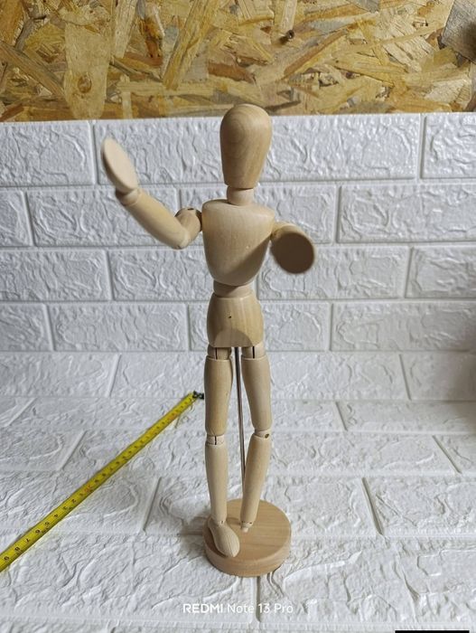 Стар дървен манекен