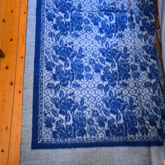 Двулицево вълнено одеало