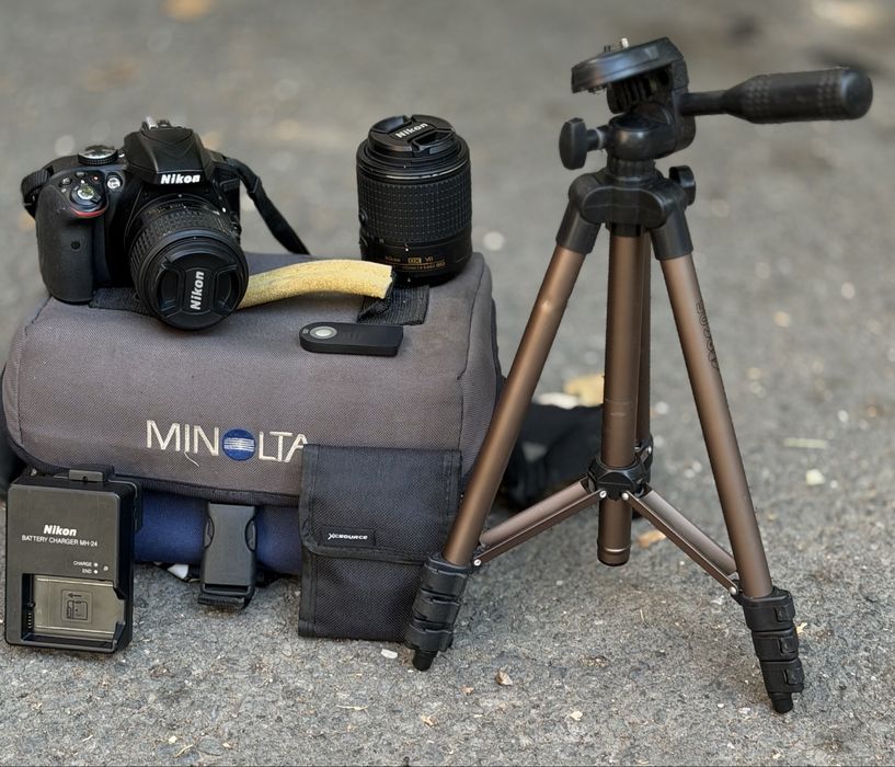 Цифров фотоапарат Nikon D3300 DSLR 24.2MP + 2 NIKKOR VR ОБЕКТИВА + Статив + Чанта