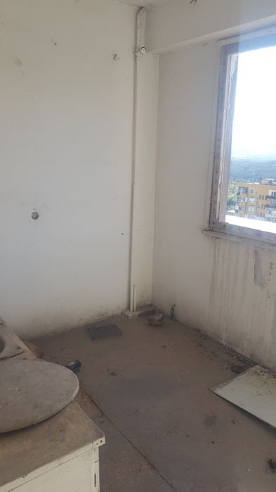 Продава се Тристаен апартамент в Бобов дол - 65 кв.м за 94 €/кв.м - Снимка #1