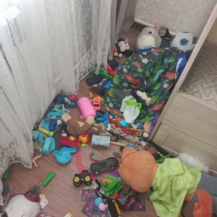 Доска с буквами и мелками