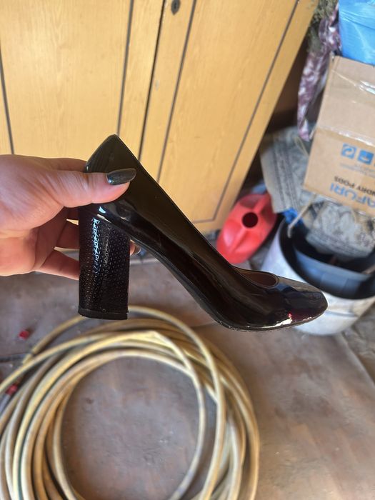 Б/у аяк киимдер сатылады