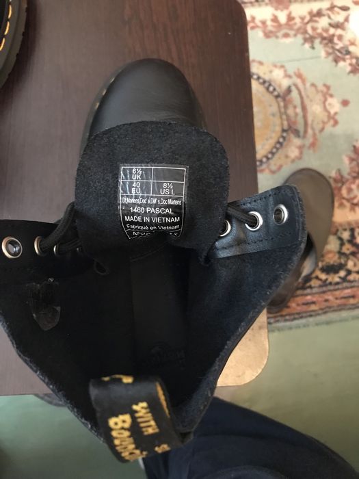 Bocanci noi antialunecare nr40ue de la Dr.Martens