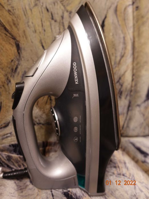 Продавам ютия KENWOOD