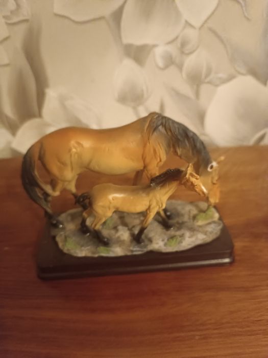 Статуэтка лошадь с жеребенком.