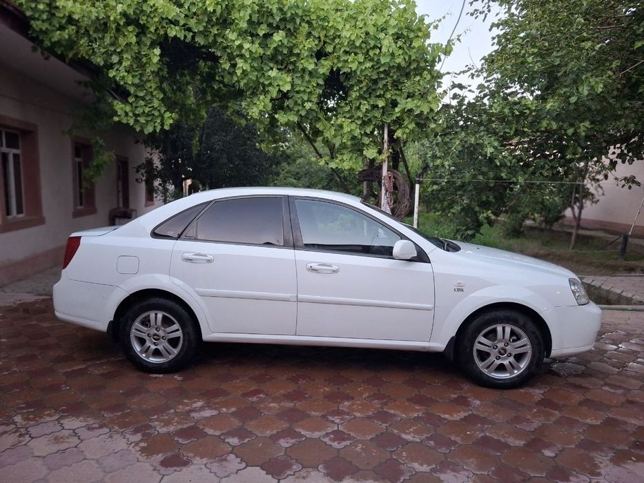 Lacetti 1.8 sotiladi