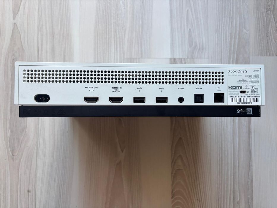 Vând Xbox One S - 500GB