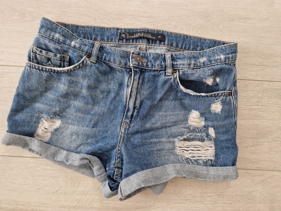 Blugi model cu rupturi