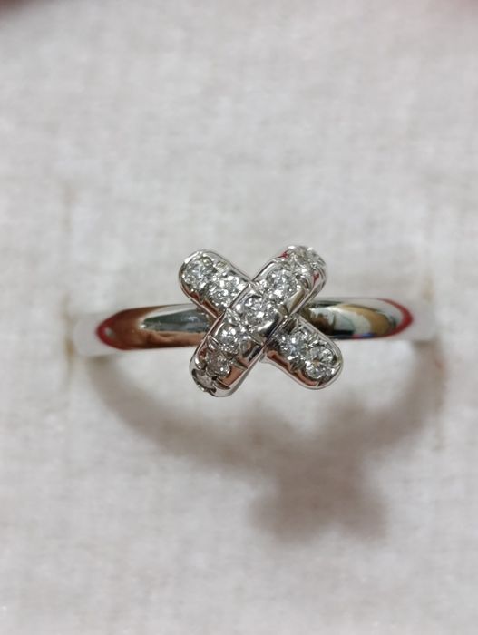 Кольцо из платины с бриллиантами.