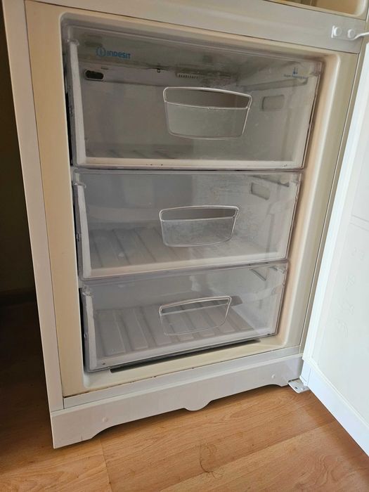 Продам холодильник Indesit