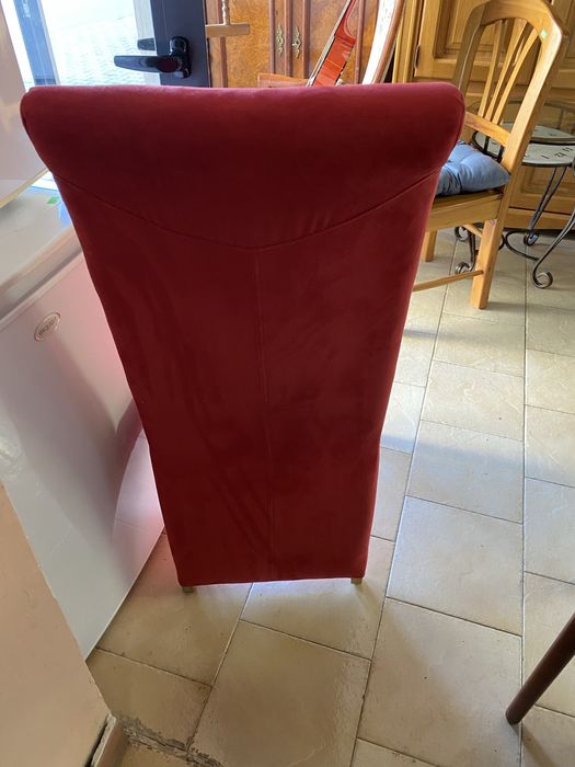 Продавам четери трапезни стола