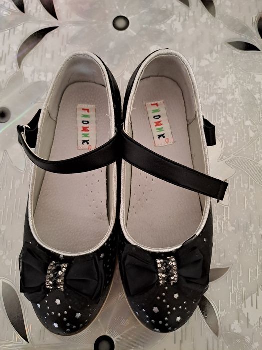 Туфли на девочку.