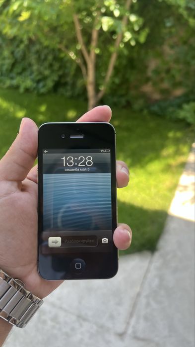 iPhone 4s ideal holatda retro telefon zaryatchik kabel qoshib beriladi