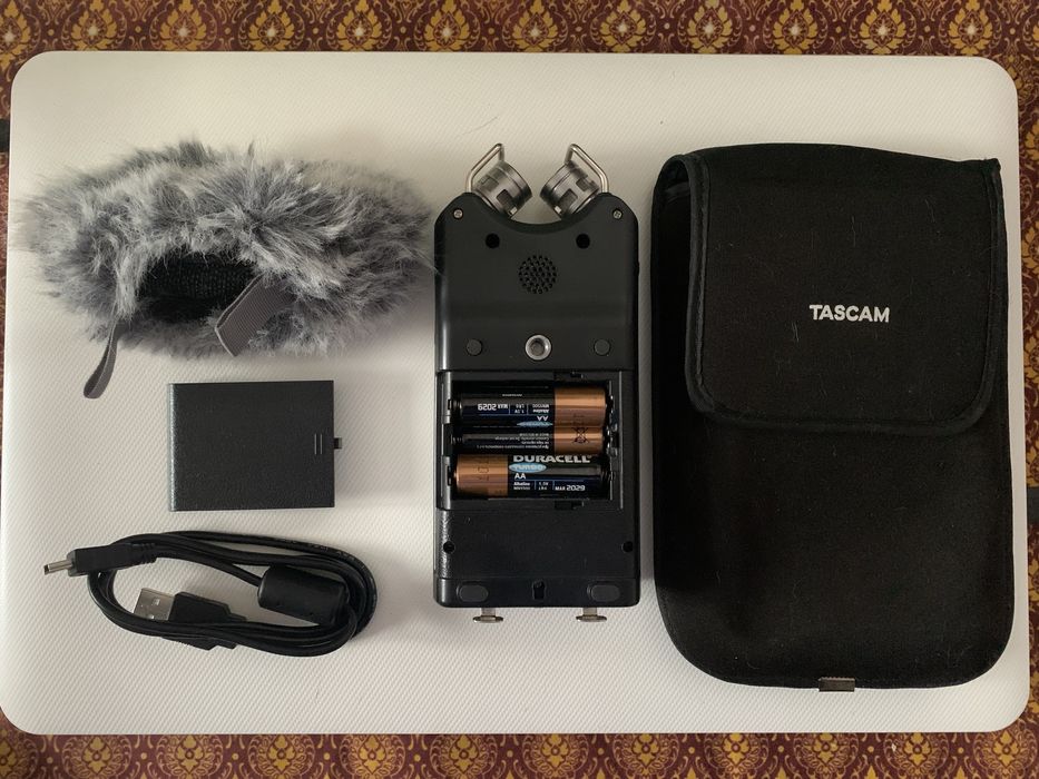 Профессиональный рекордер Tascam DR-40