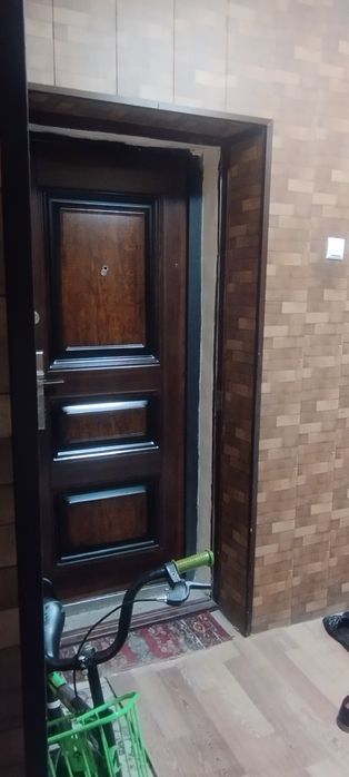 Квартира сентр Кибрая первый этаж с местами 2 машин есть стяжка огород