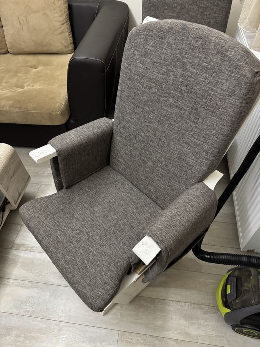 Стол за кърмене с табуретка втора употреба