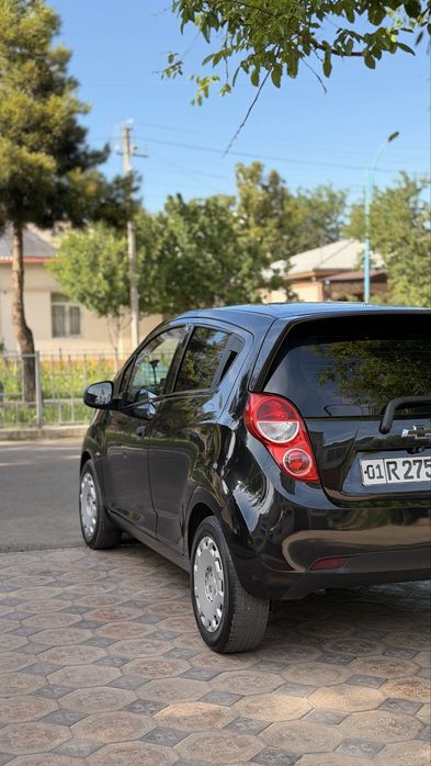 Spark sotiladi qora rang 191000 km