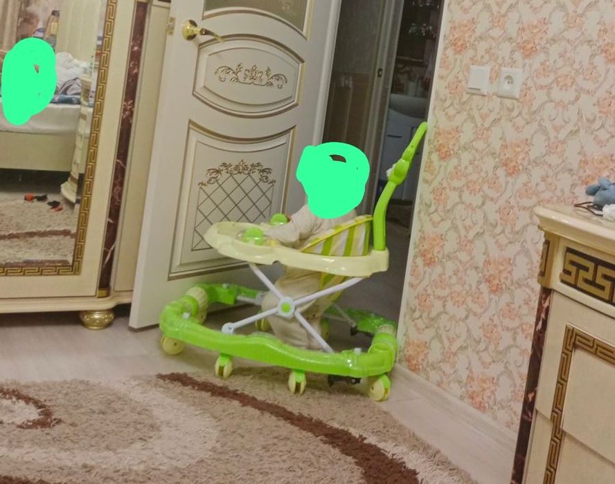 Ходунок детский зеленого цвета б/у