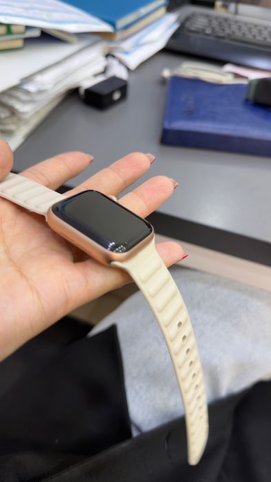 Apple Watch SE, 40 mm  новые почти