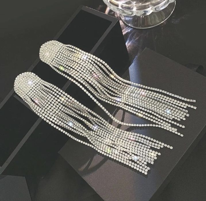 Длинные серьги из страз