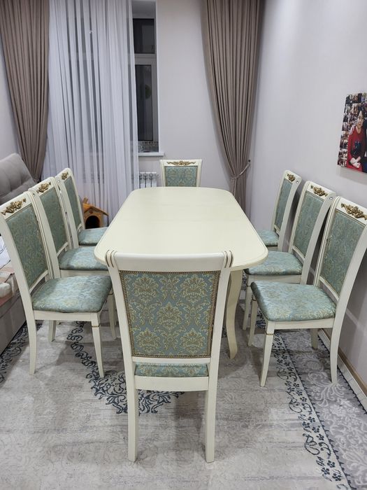 Стол со стульями