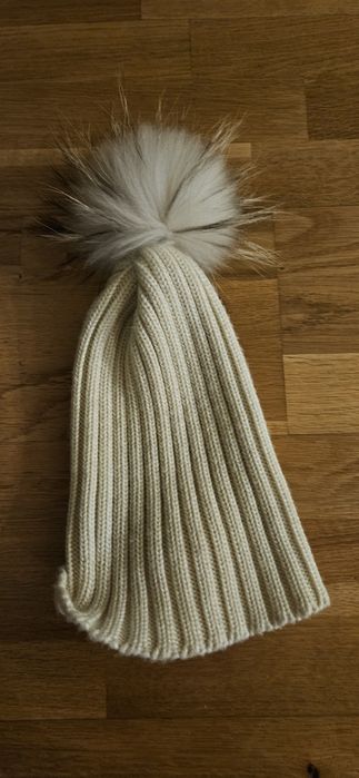 Căciulă din lana cu moț