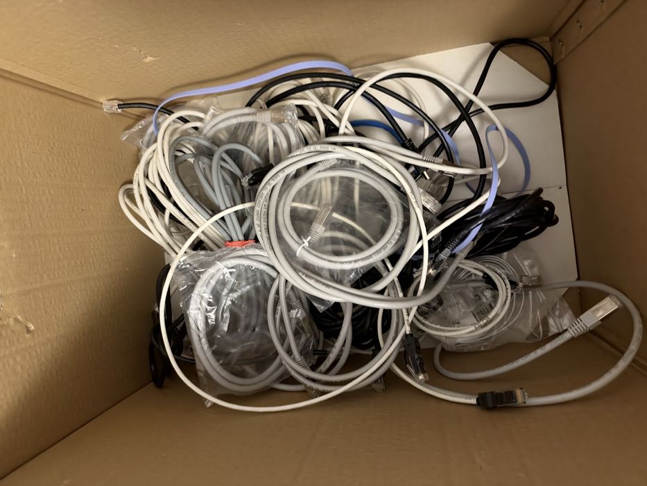 Cutie cu cabluri utp ethernet hdmi vga usb etc