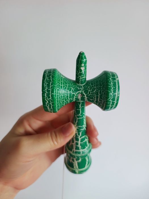 Kendama nouă și una utilizată și selfie stick  nou