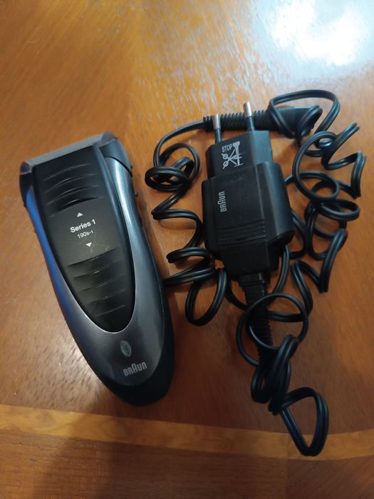 Vând aparat de ras Braun