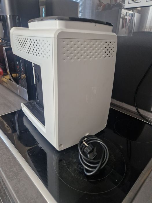 PHILIPS EP3243 – 9506 AD
Кафе машина + чисто нов млечен съд и филтър!