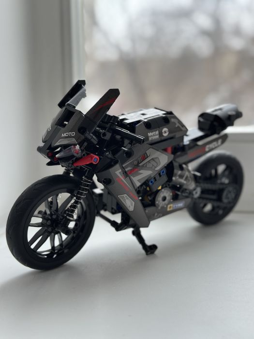 Лего мотоцикл.