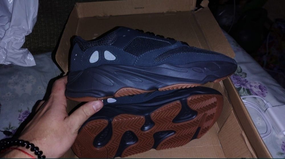 Продаются Кроссовки Adidas Yeezy 700