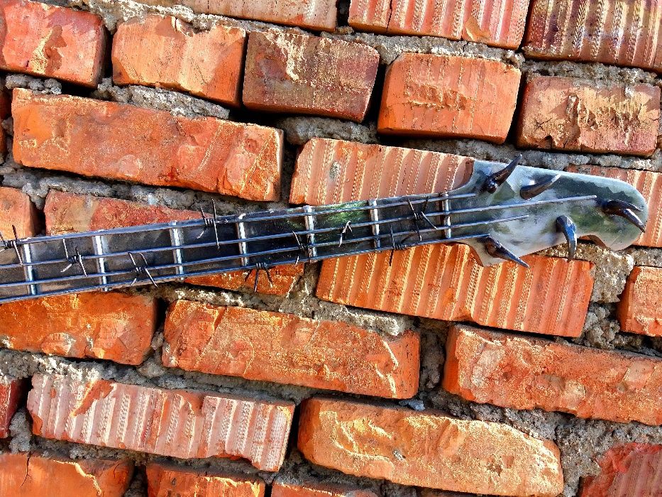 Кованая гитара с черепом.