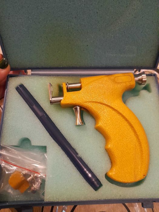 Пистолет за пробиване на уши