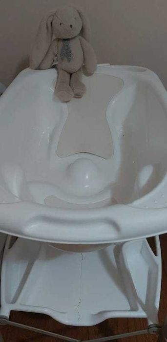 Cadita pentru baie cu masa de infasat