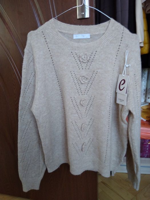 Елегантен дамски пуловер. Светъл цвят.