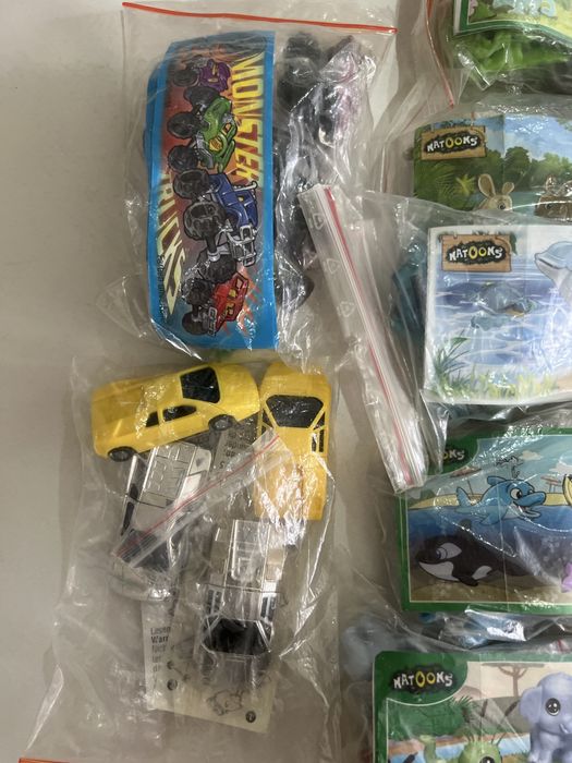 Продам серии игрушек киндер сюрприза