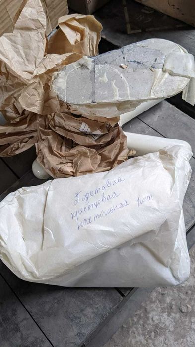 Подставка кресцовая настольная металлическая