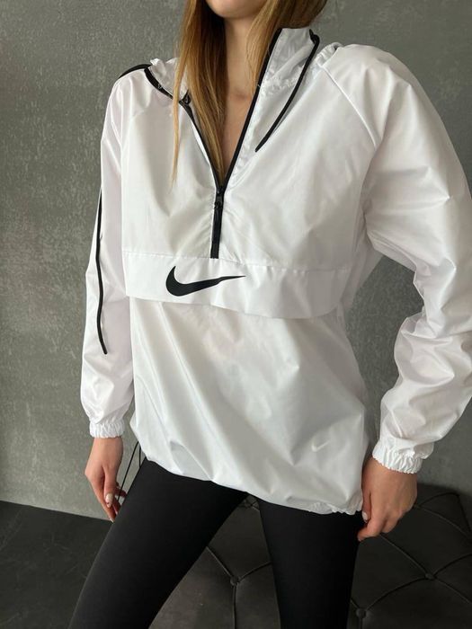 Дамска Ветровка NIKE (M и L размери)