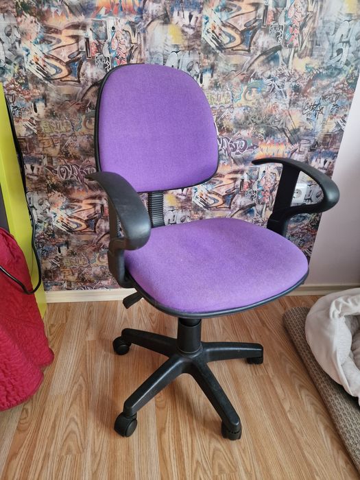 Стол на колелца с облегалка