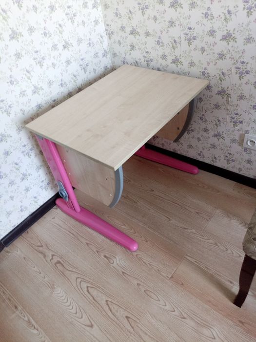 Стол-парта, тумбочки,комод,зеркало