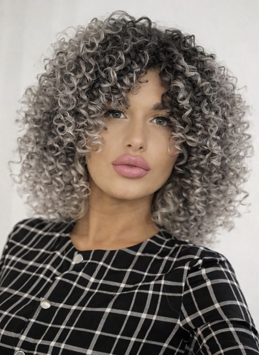 Peruca scurta gri bucle , volum natural