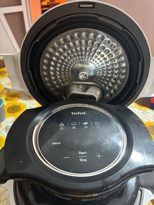 Мултикукър тефал ,ползван брени пъти ,много запазен,без забележки