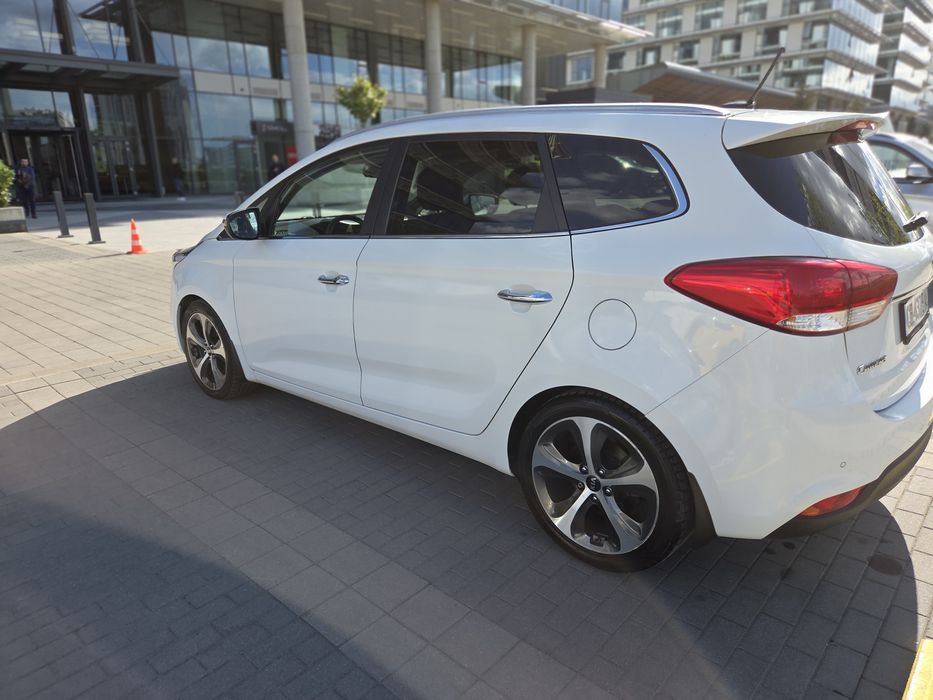 Продавам семейния  автомобил KIA CARENS  7 места