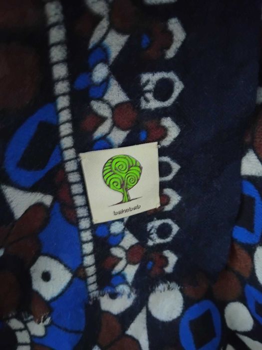 Нов памучен шал, много фин с разкошна бродерия  -9 евро