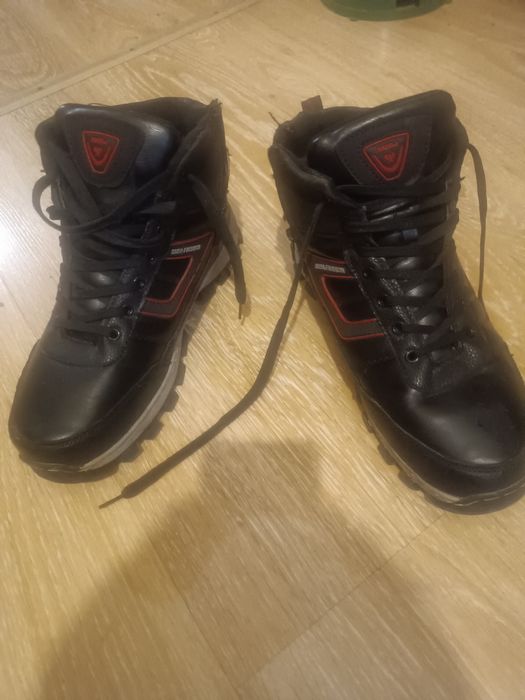 Продаются мужские зимние ботинки
