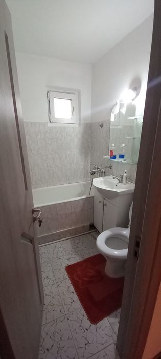 Inchiriez apartament  cu 2 camere etaj 1 la piata mare